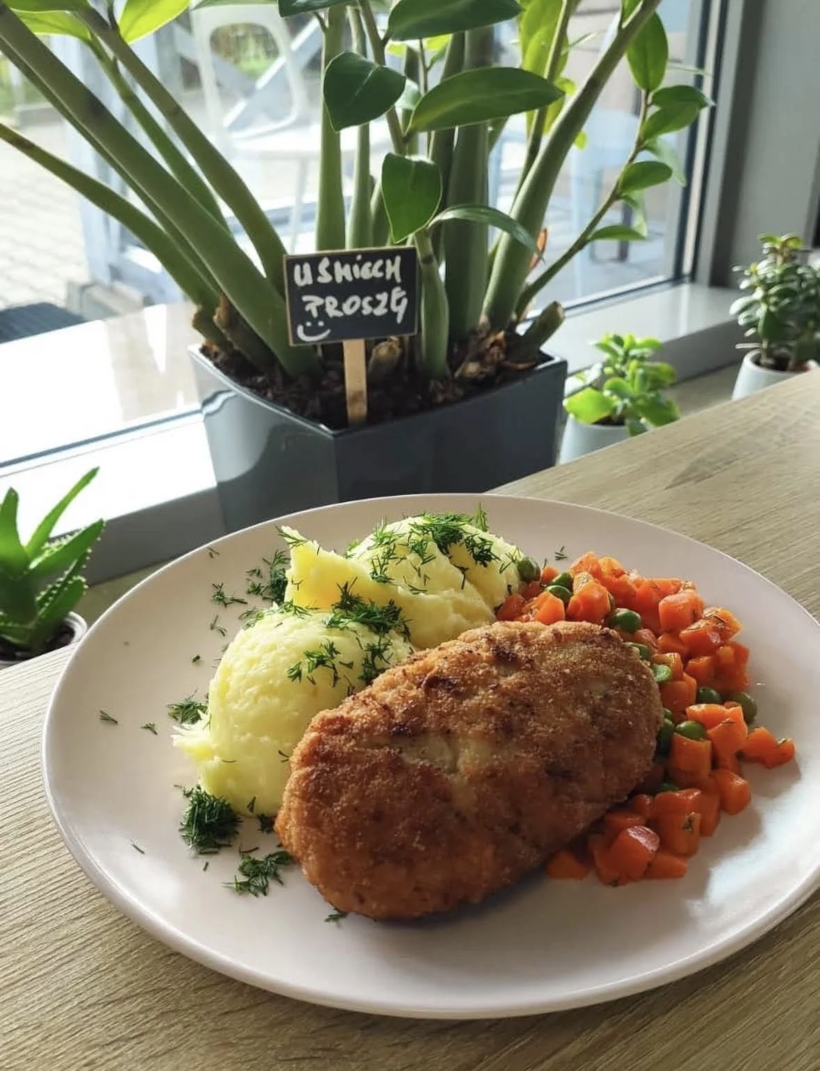 Tradycyjny kotlet schabowy z purée koperkowym i marchewką