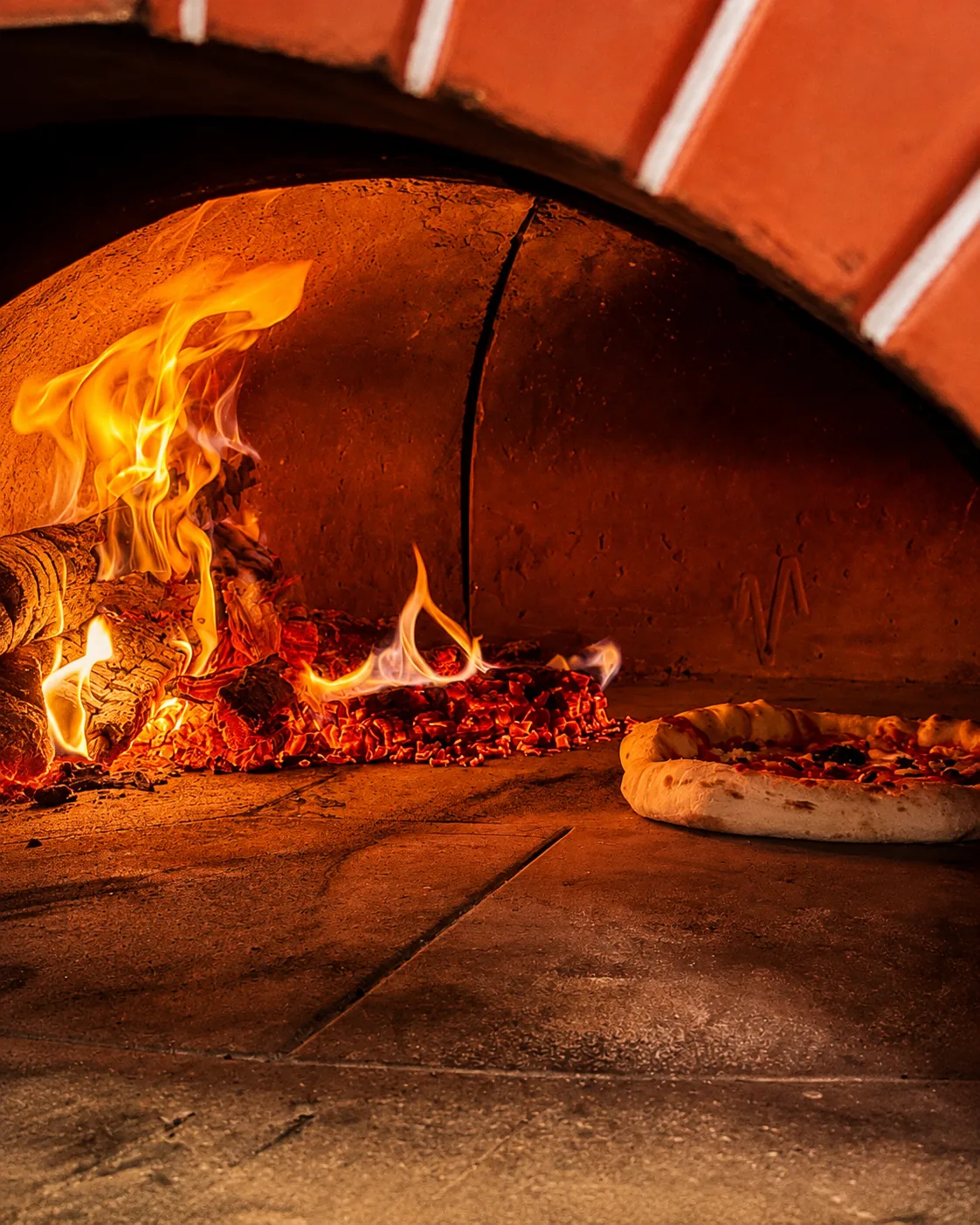Pizza wypiekana w piecu opalanym drewnem