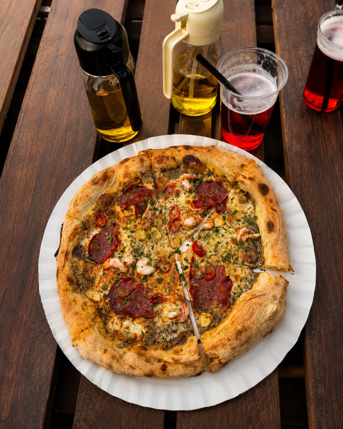 Pizza diavola z piwem na drewnianym stole