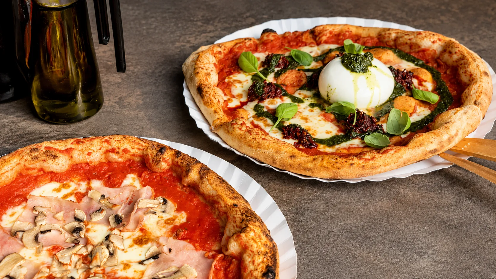 Dwie pizze neapolitańskie - burrata i capricciosa